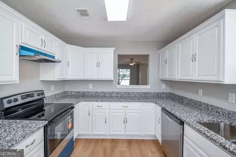 Kitchen - 1517 April Ln, Morrow, GA 30260 photo 2 of 3