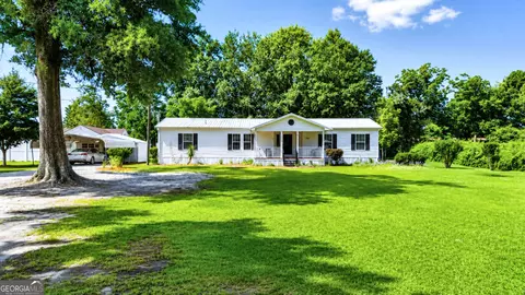 140 Crosby St, Surrency, GA 31563