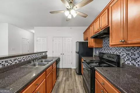 Kitchen - 11487 S Glen St, Hampton, GA 30228 photo 2 of 3