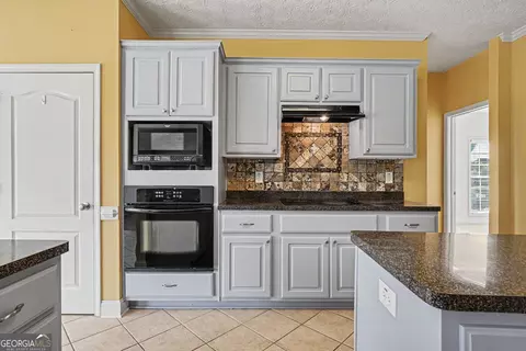 Kitchen - 70 Austin Dr, Williamson, GA 30292 photo 4 of 5