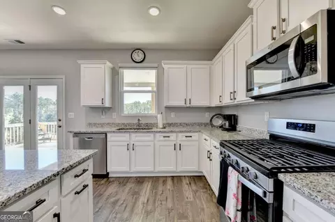 Kitchen - 378 Ralph Still Rd, Dacula, GA 30019 photo 4 of 6