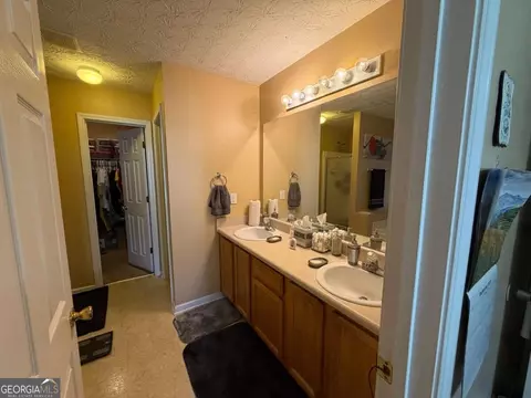 Bath - 35 Pembroke Pl, Covington, GA 30016 photo 1 of 4