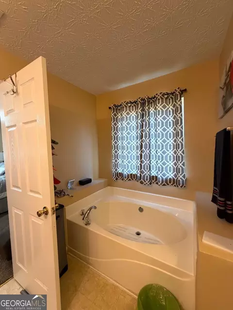 Bath - 35 Pembroke Pl, Covington, GA 30016 photo 2 of 4