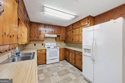 Kitchen - 1141 Stewart Rd, Monroe, GA 30655 photo 2 of 2