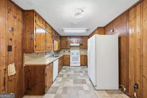 Kitchen - 1141 Stewart Rd, Monroe, GA 30655 photo 1 of 2