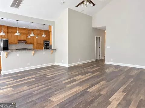 Living - 401 Terrell St, Warner Robins, GA 31088 photo 2 of 3
