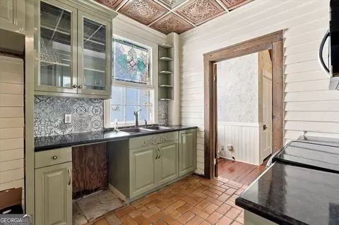 Kitchen - 910 High St, Macon, GA 31201 photo 2 of 4
