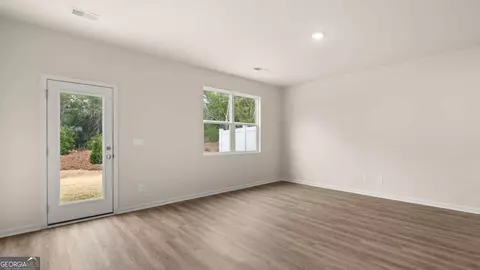 Living - 224 Kenmore Cir, Perry, GA 31069 photo 2 of 2