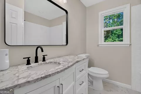 Bath - 406 Ashford Cir, Lagrange, GA 30240 photo 4 of 5