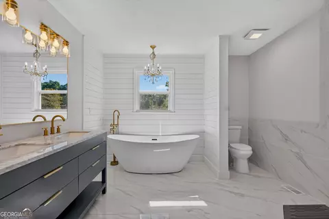 Bath - 406 Ashford Cir, Lagrange, GA 30240 photo 1 of 5
