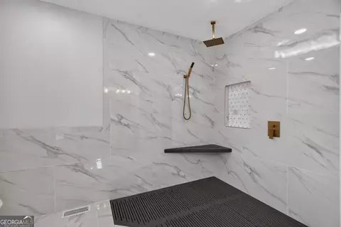 Bath - 406 Ashford Cir, Lagrange, GA 30240 photo 3 of 5