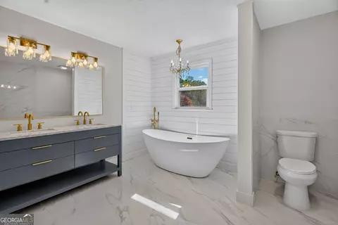 Bath - 406 Ashford Cir, Lagrange, GA 30240 photo 2 of 5