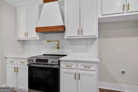 Kitchen - 406 Ashford Cir, Lagrange, GA 30240 photo 2 of 2