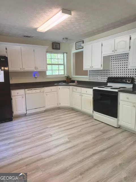 Kitchen - 115 Morningside Dr, Jackson, GA 30233 photo 2 of 4
