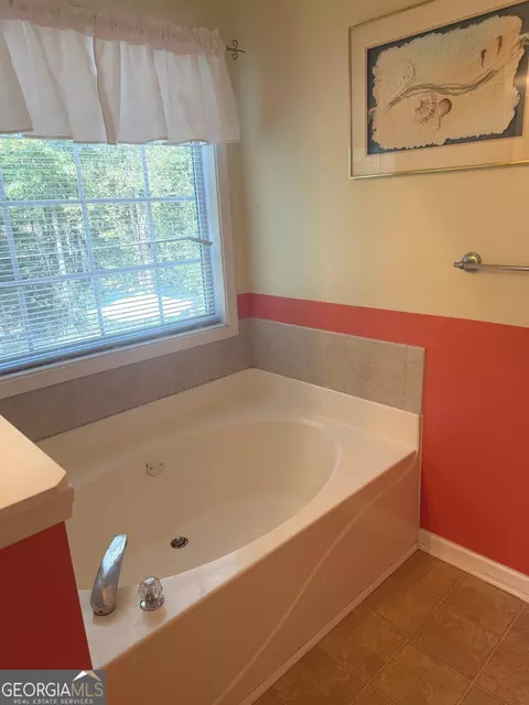 Bath - 115 Morningside Dr, Jackson, GA 30233 photo 1 of 4