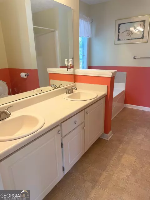 Bath - 115 Morningside Dr, Jackson, GA 30233 photo 2 of 4
