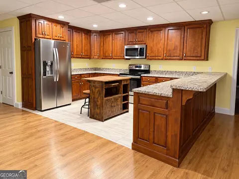 Kitchen - 24 Whitsel Holw, Comer, GA 30629 photo 3 of 4