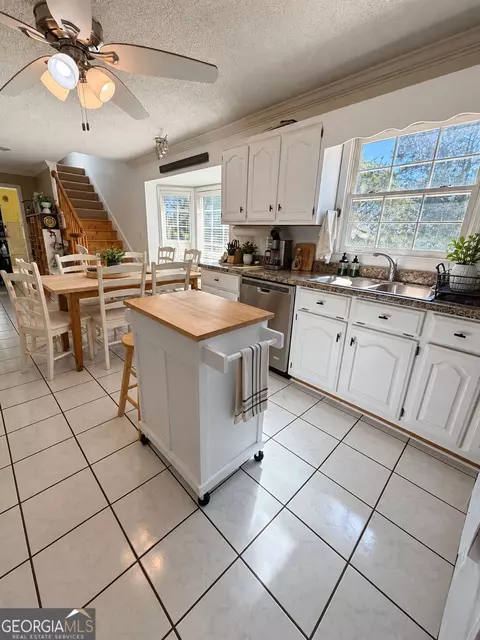 Kitchen - 24 Whitsel Holw, Comer, GA 30629 photo 1 of 4