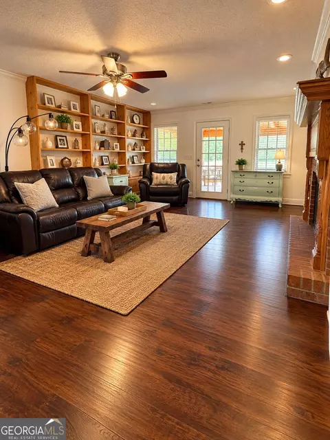 Living - 24 Whitsel Holw, Comer, GA 30629 photo 1 of 3