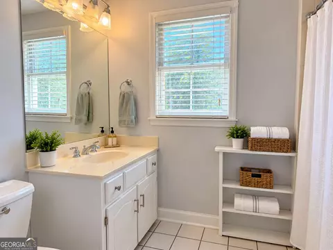 Bath - 24 Whitsel Holw, Comer, GA 30629 photo 2 of 3