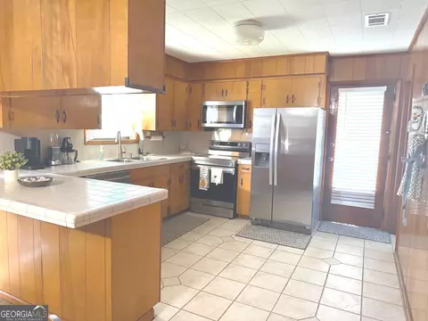 Kitchen - 21 Pine St, Hazlehurst, GA 31539 photo 1 of 3