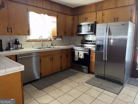 Kitchen - 21 Pine St, Hazlehurst, GA 31539 photo 3 of 3