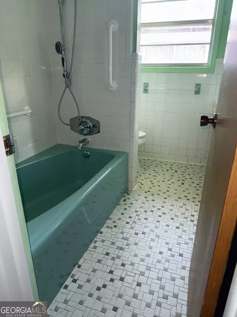 Bath - 21 Pine St, Hazlehurst, GA 31539 photo 2 of 4