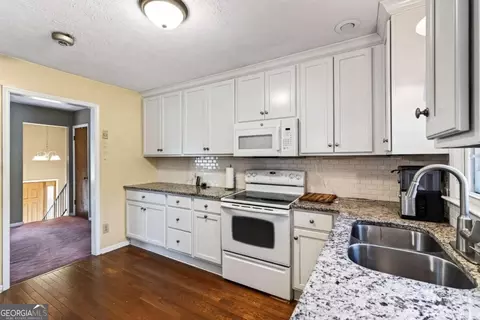Kitchen - 118 Davis Dr, Macon, GA 31217 photo 2 of 4