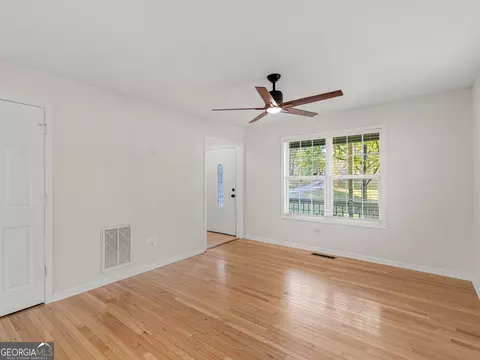 Living - 462 Ingram Rd, Barnesville, GA 30204 photo 3 of 7