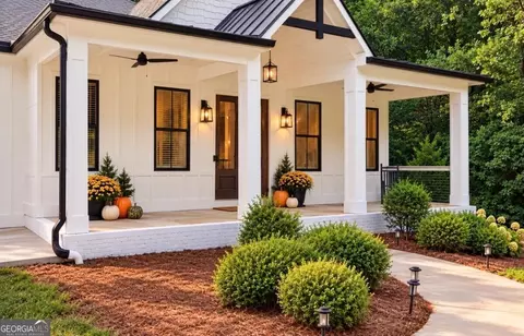 6052 Oak Hill Dr, Flowery Branch, GA 30542