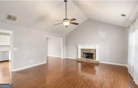 Living - 137 Stonebrooke Dr, Colbert, GA 30628 photo 2 of 4