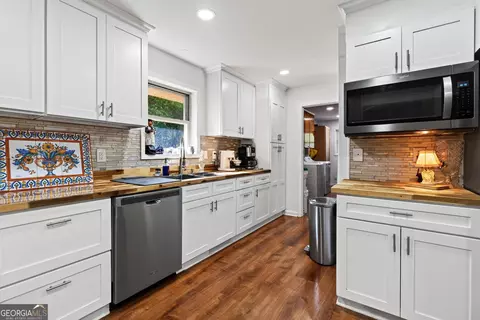 Kitchen - 6204 Davis Rd, Macon, GA 31217 photo 6 of 9