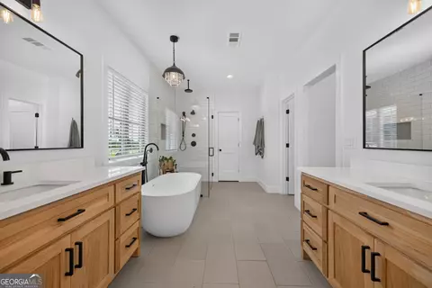 Bath - 1475 Storey Ln, Jefferson, GA 30549 photo 6 of 10