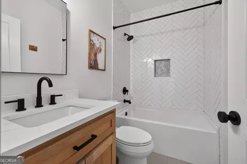 Bath - 1475 Storey Ln, Jefferson, GA 30549 photo 2 of 10