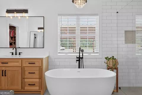 Bath - 1475 Storey Ln, Jefferson, GA 30549 photo 4 of 10