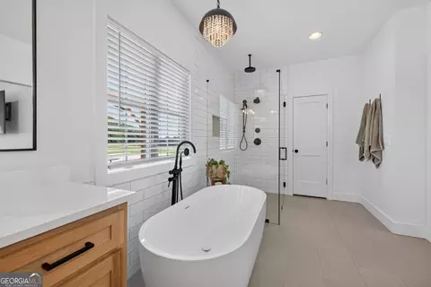 Bath - 1475 Storey Ln, Jefferson, GA 30549 photo 7 of 10