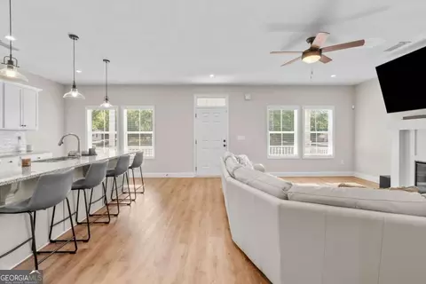 Entry Way - 129 E 5th St, Monroe, GA 30655 photo 3 of 6