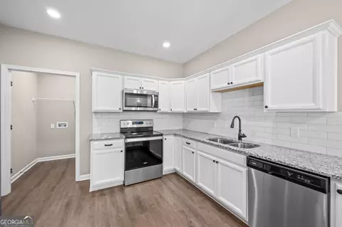 Kitchen - 171 Arrow Point Rd, Jackson, GA 30233 photo 5 of 5