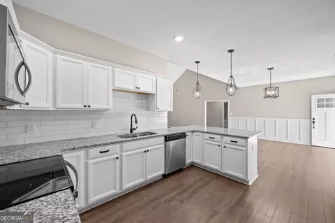 Kitchen - 171 Arrow Point Rd, Jackson, GA 30233 photo 4 of 5