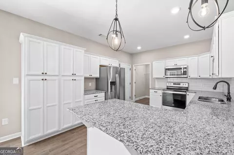 Kitchen - 171 Arrow Point Rd, Jackson, GA 30233 photo 2 of 5