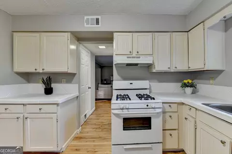 Kitchen - 2019 Old Mill Way, Duluth, GA 30096 photo 3 of 8