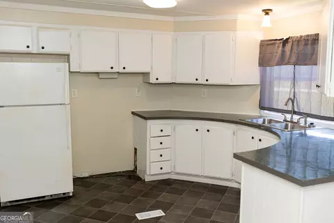 Kitchen - 1818 Cannonville Rd, Lagrange, GA 30240 photo 2 of 2