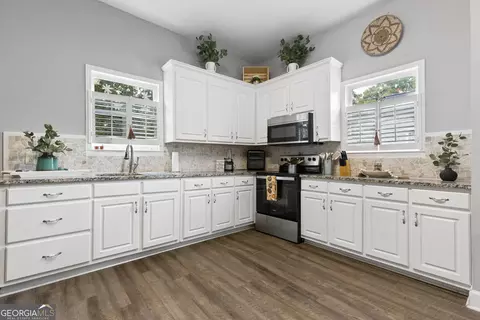Kitchen - 79 E Wright St, Winder, GA 30680 photo 2 of 4
