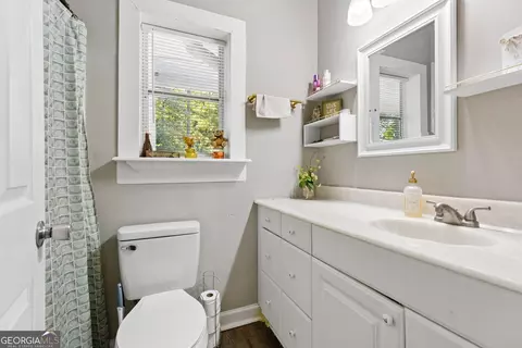 Bath - 79 E Wright St, Winder, GA 30680 photo 2 of 3