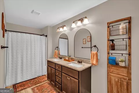 Bath - 959 Patton Rd, Griffin, GA 30224 photo 1 of 4