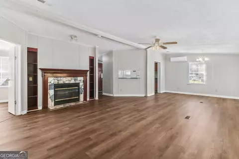 Living - 1159 Courthouse Rd, Springfield, GA 31329 photo 2 of 6