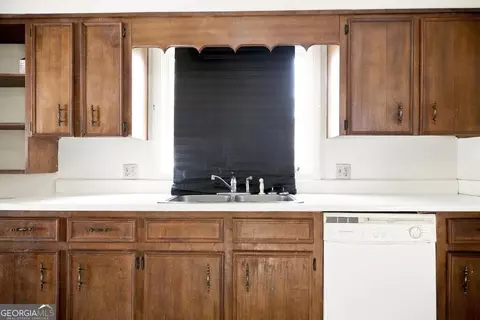 Kitchen - 1129 Kingston Rd, Perry, GA 31069 photo 1 of 3