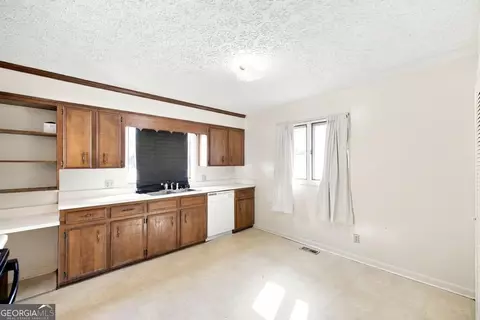 Kitchen - 1129 Kingston Rd, Perry, GA 31069 photo 3 of 3