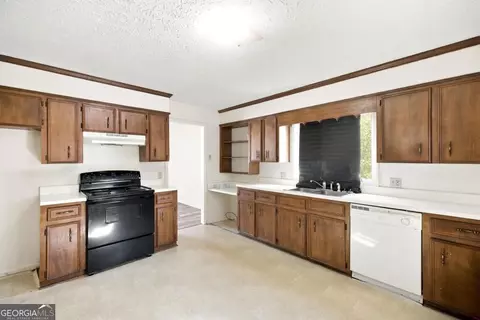 Kitchen - 1129 Kingston Rd, Perry, GA 31069 photo 2 of 3