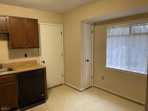5704 Phillips Dr, Morrow, GA 30260 photo 11